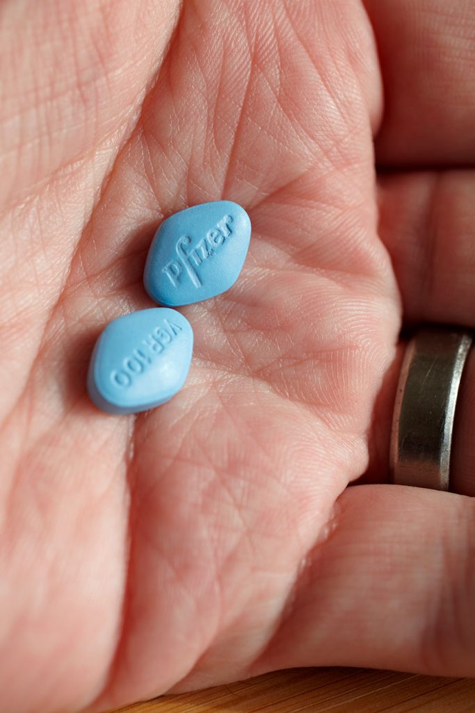 バイアグラの錠剤はダイアモンド型の青色で、片面には有効成分VGR 100の投与量が示され、もう片面にはファイザーのロゴが示されています